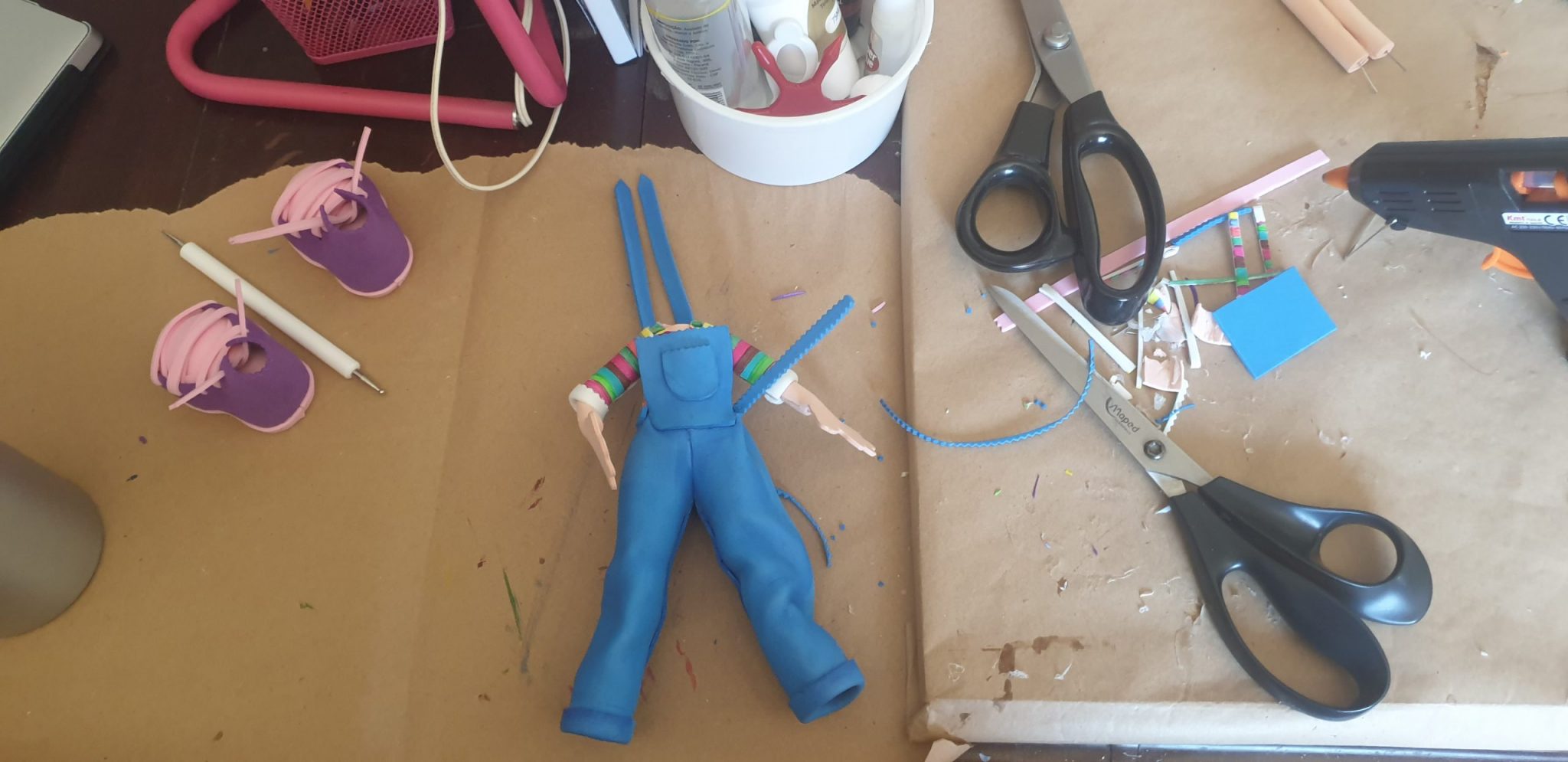 O ateliê desarrumado da Filipa Nunes durante a produção de presentes artesanais.