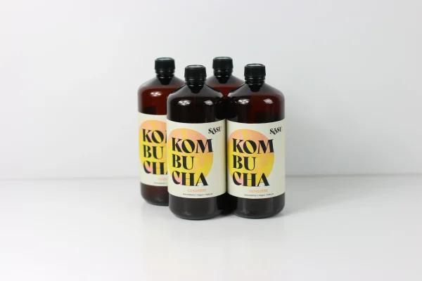 quatro garrafas de kombucha de gengibre da sõsu kombucha